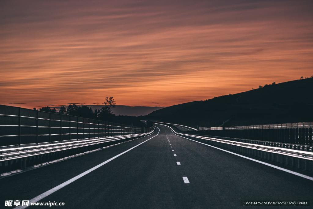 夕阳下的道路风光