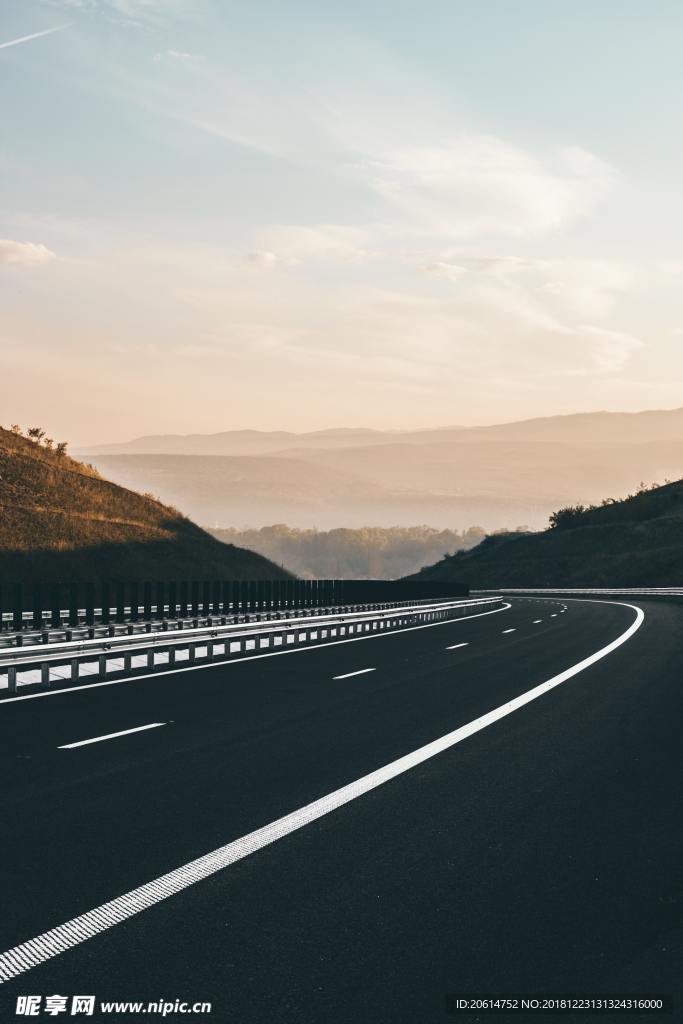 日暮下的道路风光