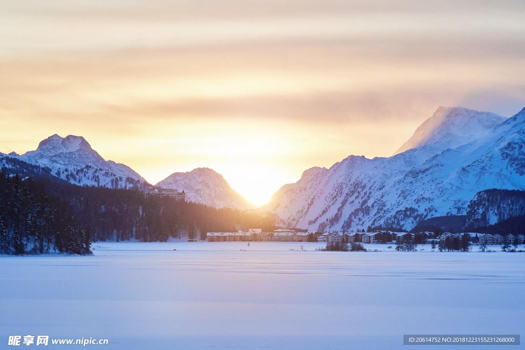 夕阳下的大山风景