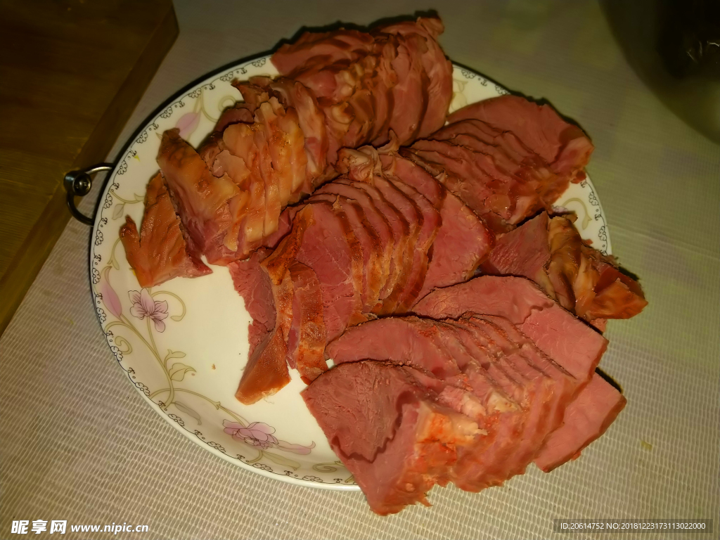 盘子里的牛肉片
