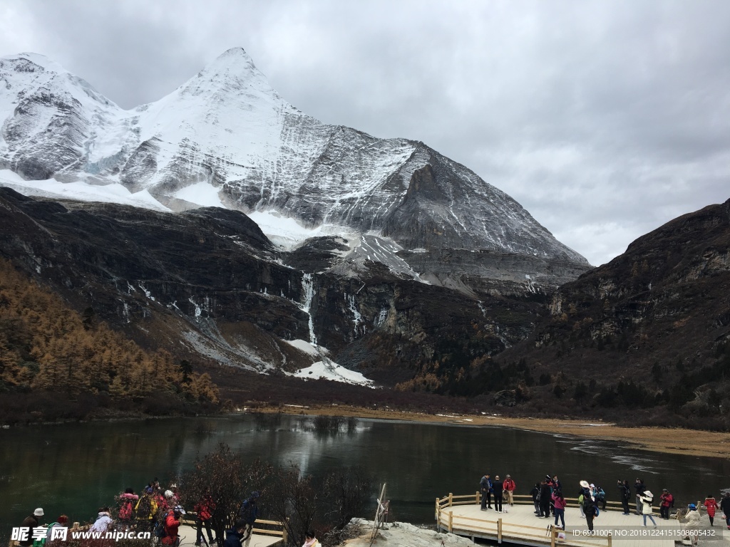 雪山下