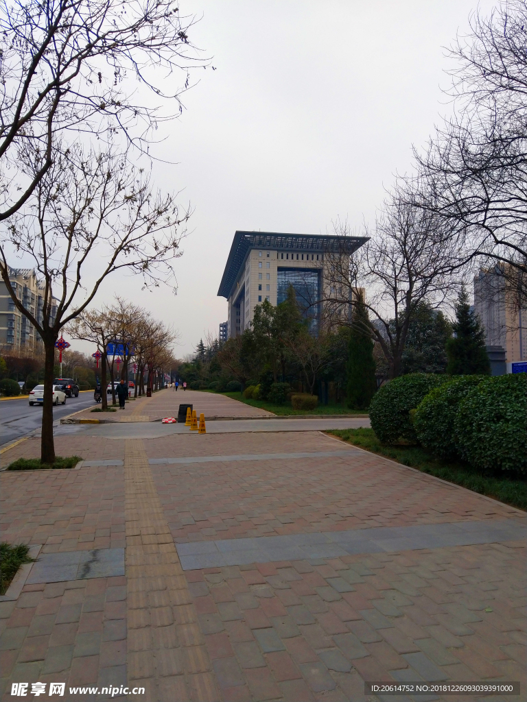 空荡荡的道路