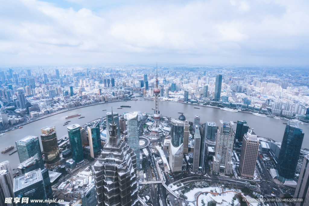 上海雨雪天气城市建筑全景