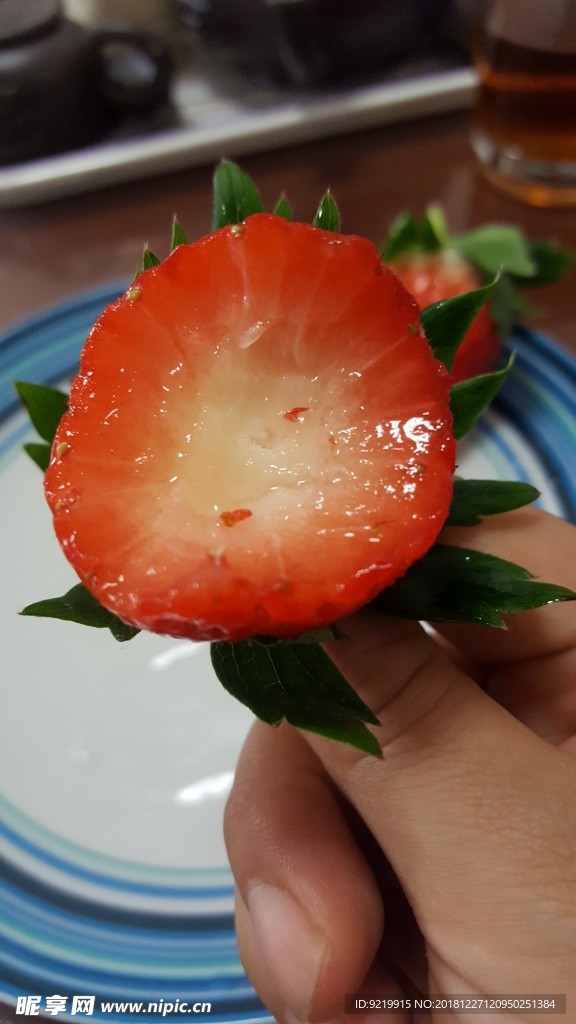 咬开的草莓
