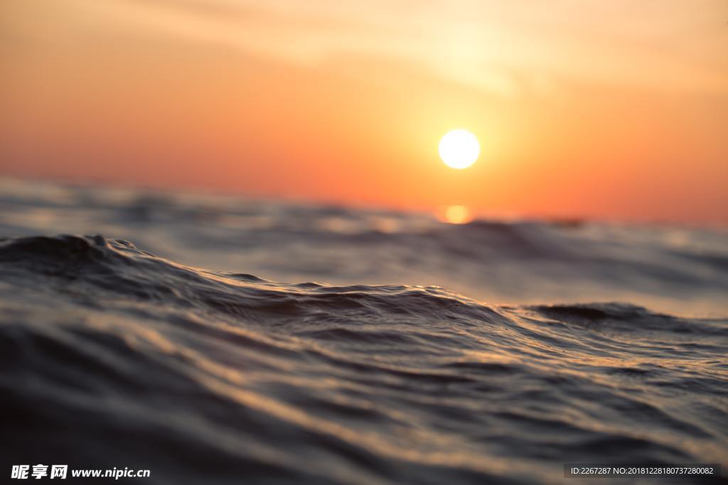 夕阳下的海水