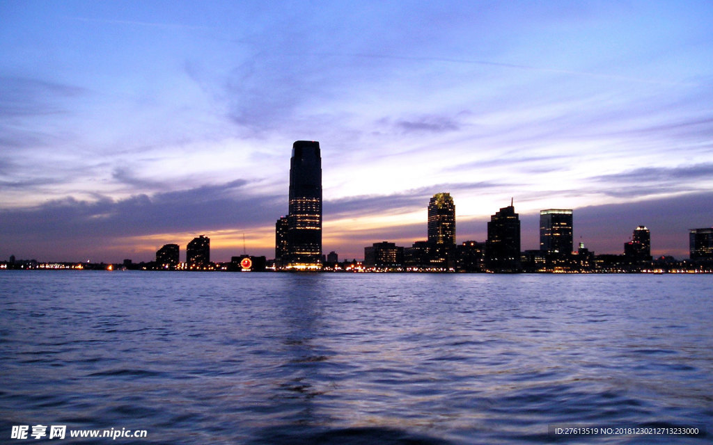 美丽的海滨城市夜景图