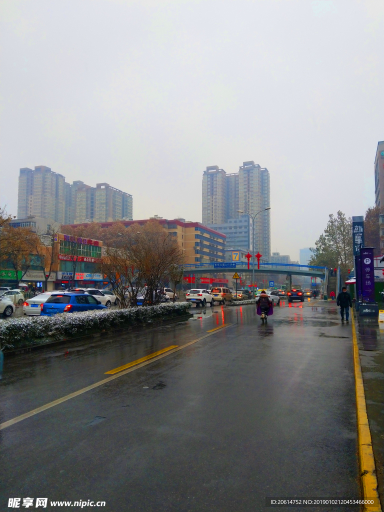雪天下的城市街道