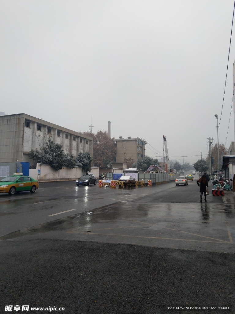 雪天下的城市街道