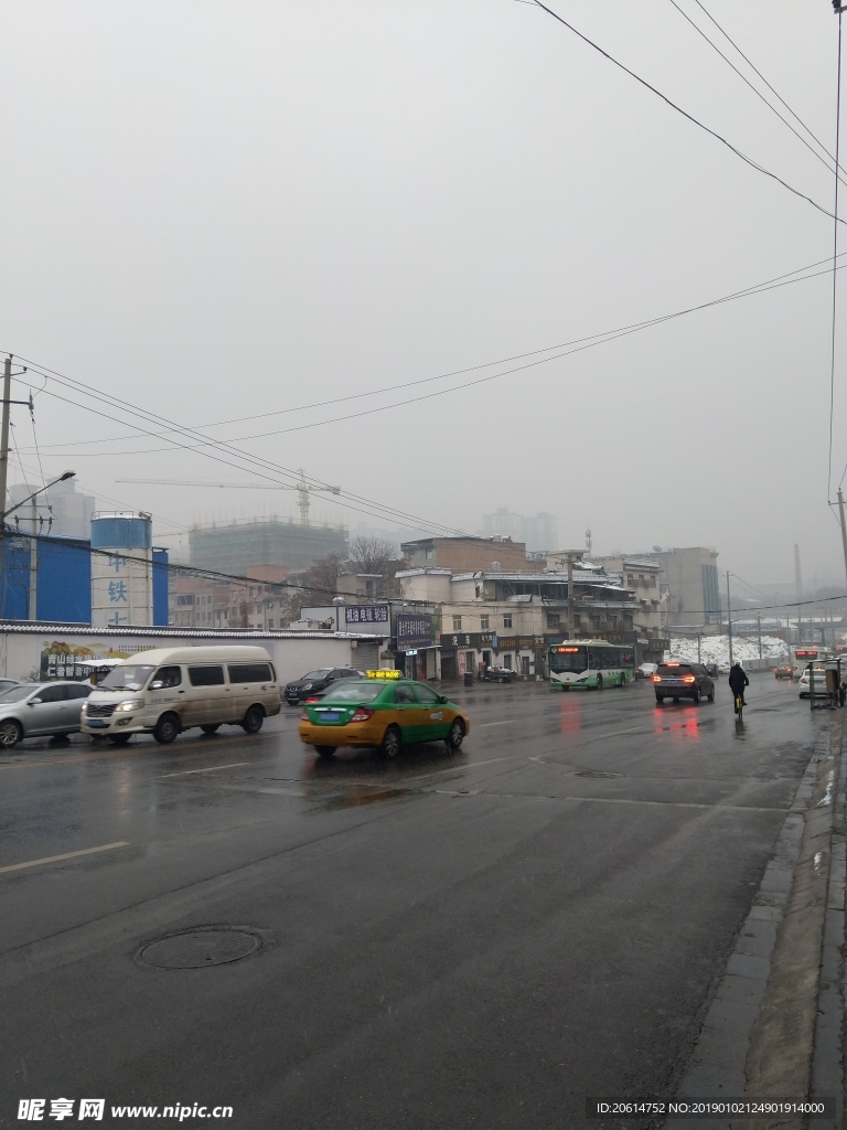 雪天下的城市街道