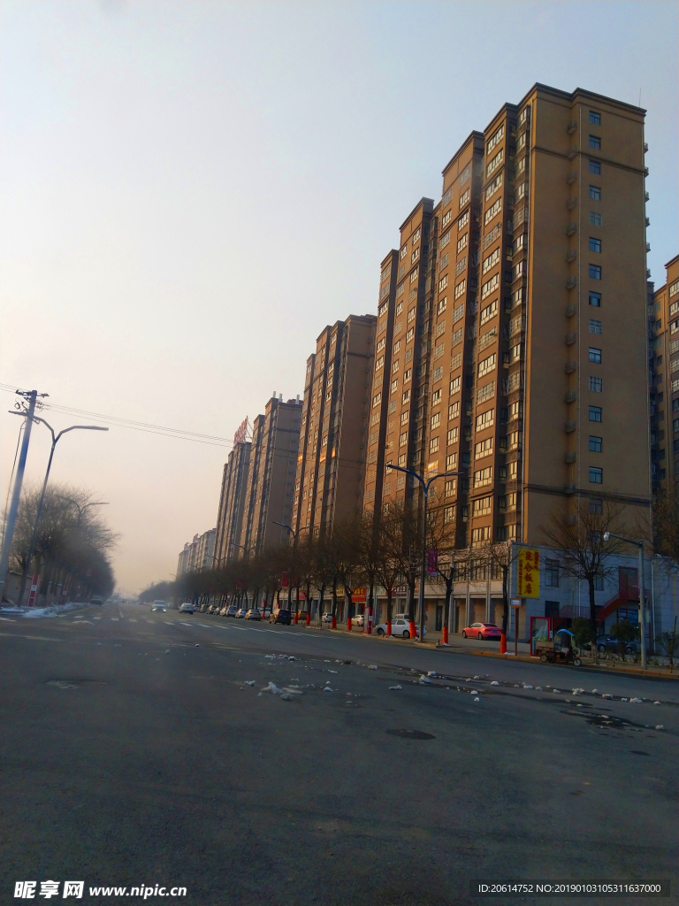 夕阳下的城市高楼