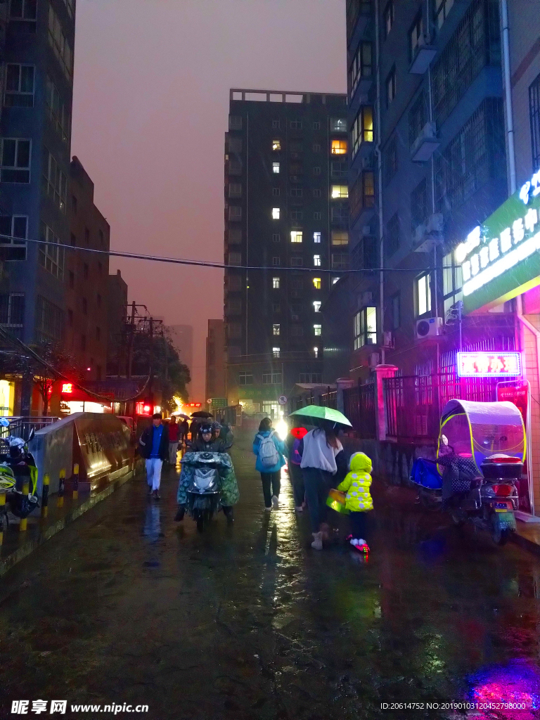夜色下的街道