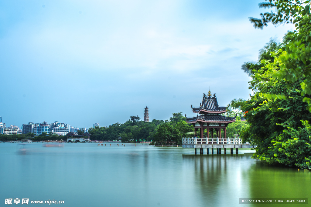 蓝天水岸亭子