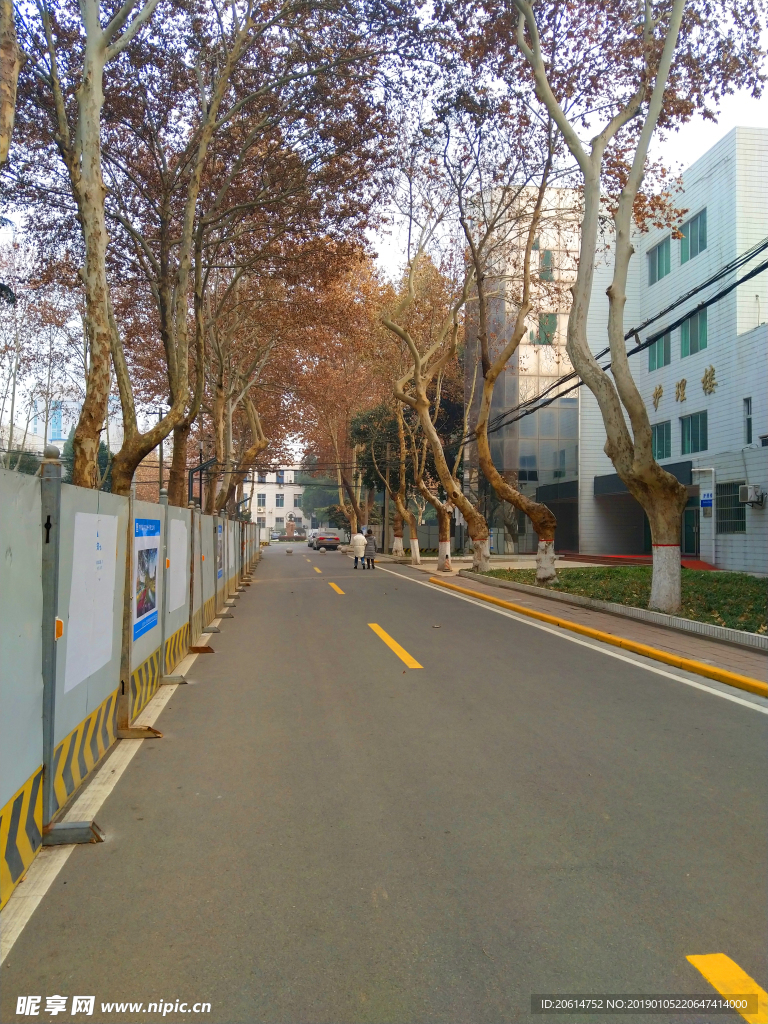 空荡荡的校园风景