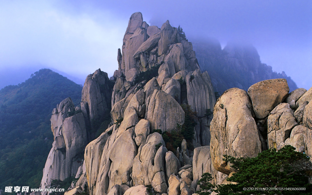 仙境般的山峰风景图片