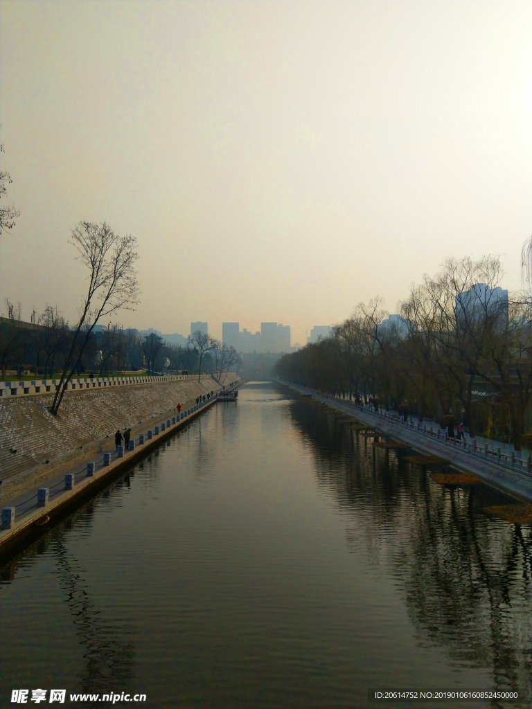 日暮下的护城河风景