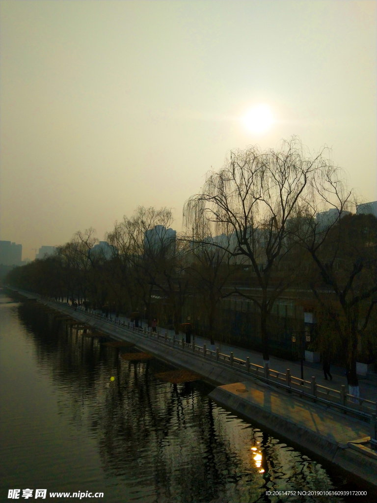 日暮下的护城河风景