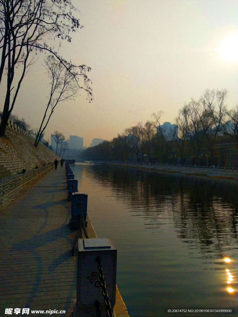 日暮下的护城河风景