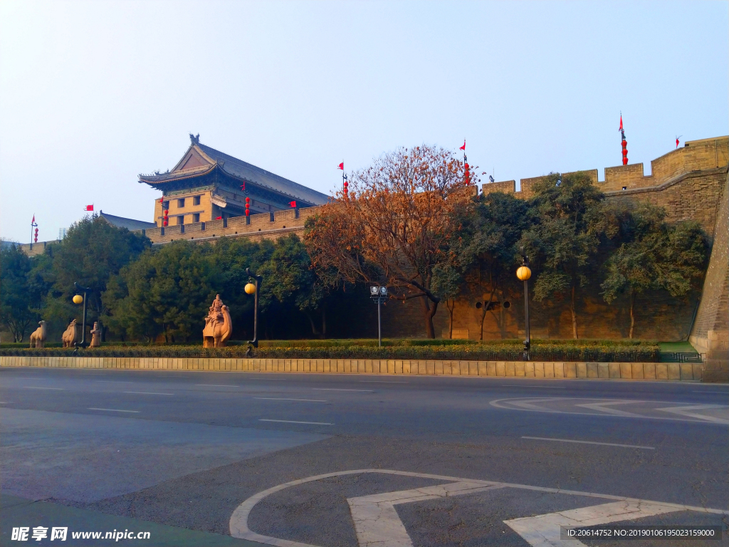 日暮下的城市道路风景