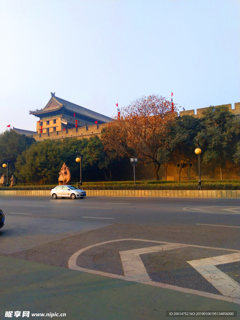 日暮下的城市道路