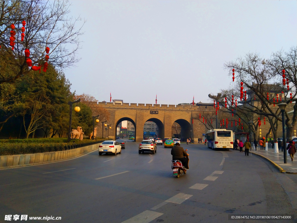 日暮下的城市道路风景