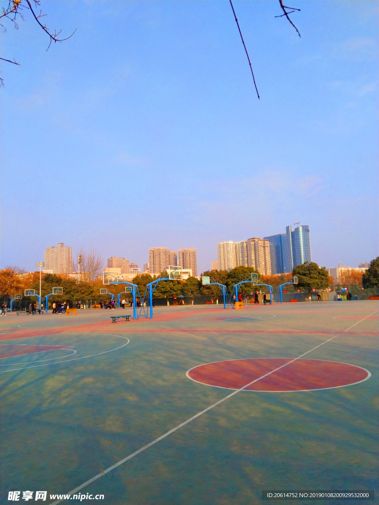 夕阳下的篮球场