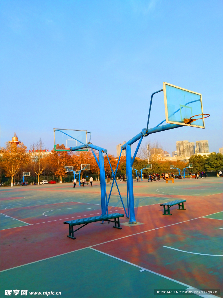 夕阳下的篮球场