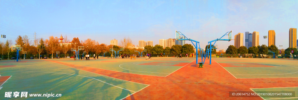 日暮下的篮球场
