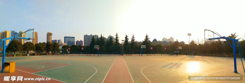 夕阳下的篮球场