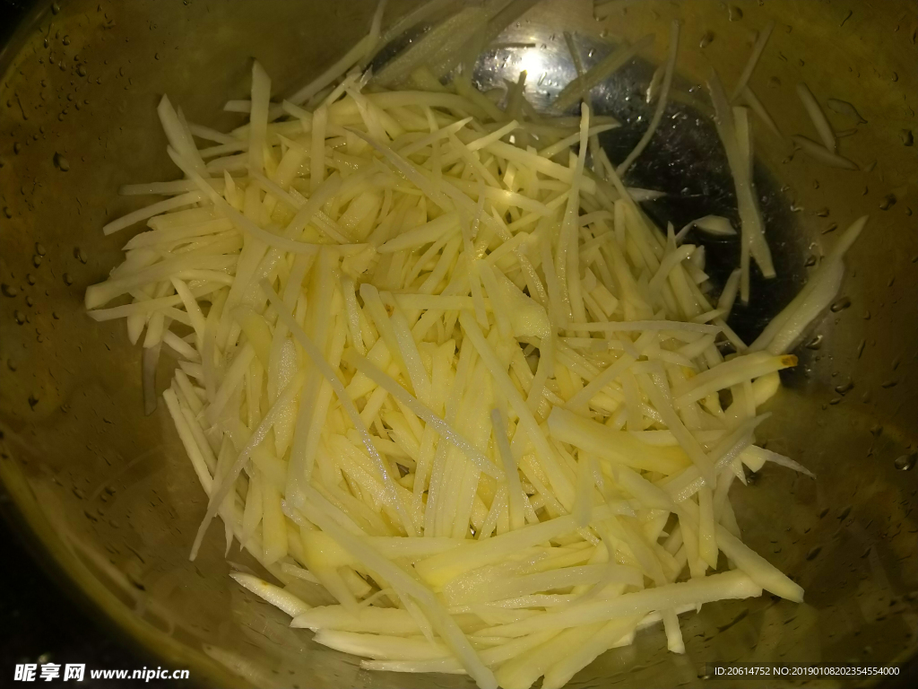 盆子里的土豆丝