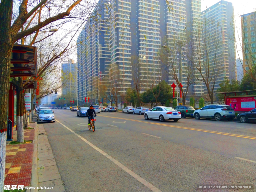 日暮下的城市高楼风景