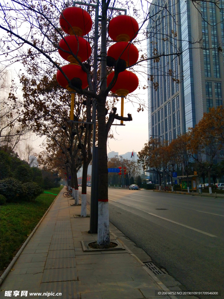 日暮下的城市道路风景