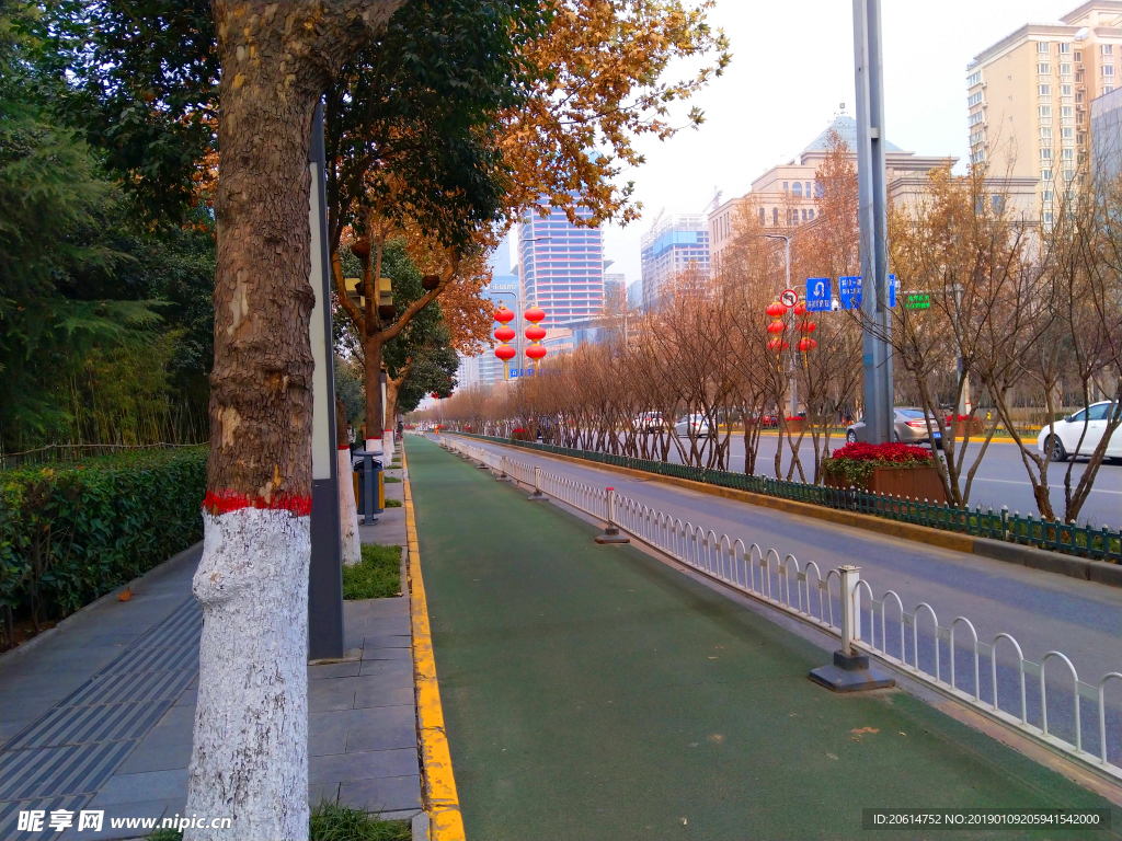 日暮下的城市道路风景