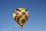 高空热气球飞升图