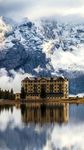 美丽的湖边别墅风景图