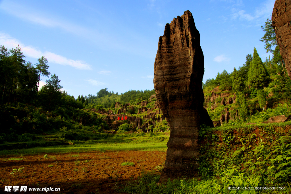 山岩耸立