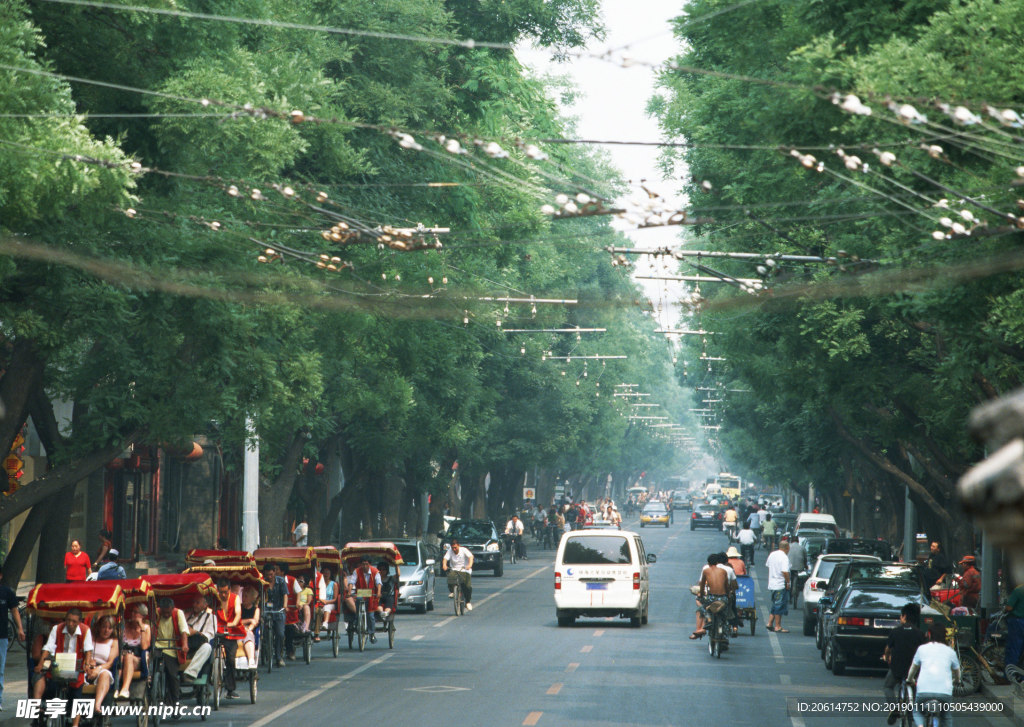 夏日里的城市街道