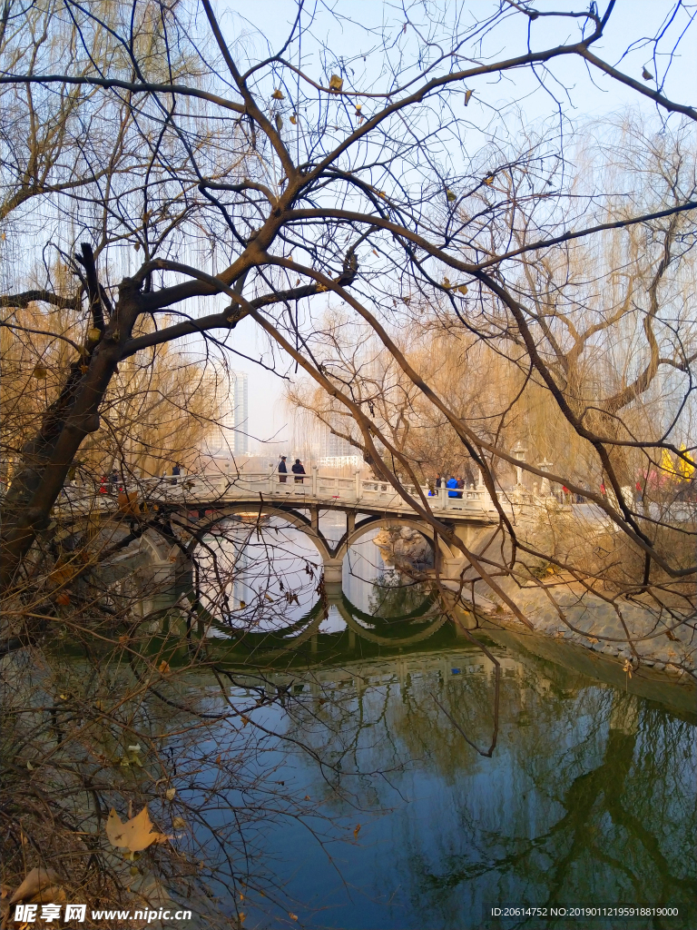 夕阳下的河道风景