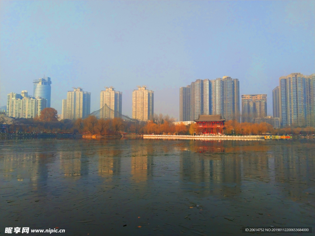 日暮下的公园湖泊风景