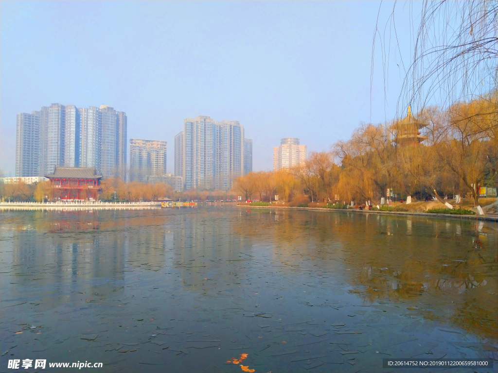 日暮下的公园湖泊风景