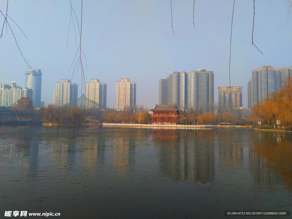 夕阳下的公园湖泊风景