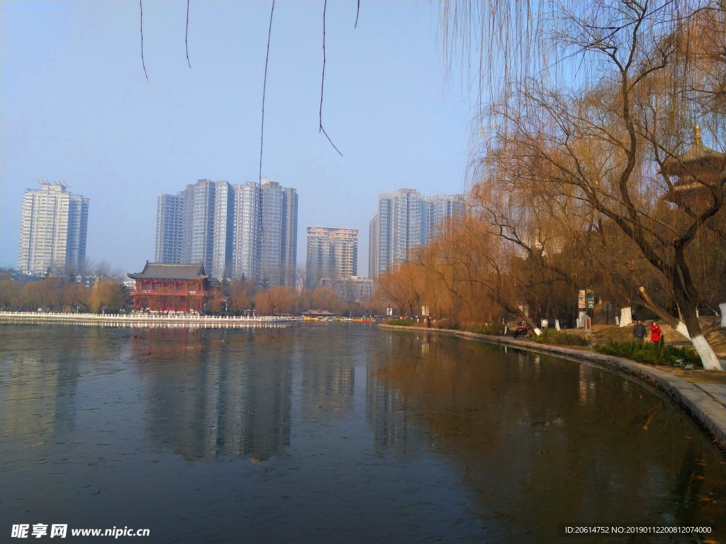 夕阳下的公园湖泊风景