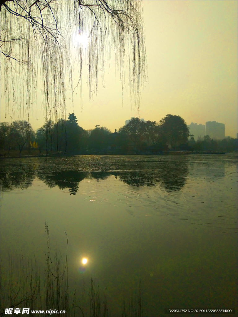 日暮下的公园湖泊风景