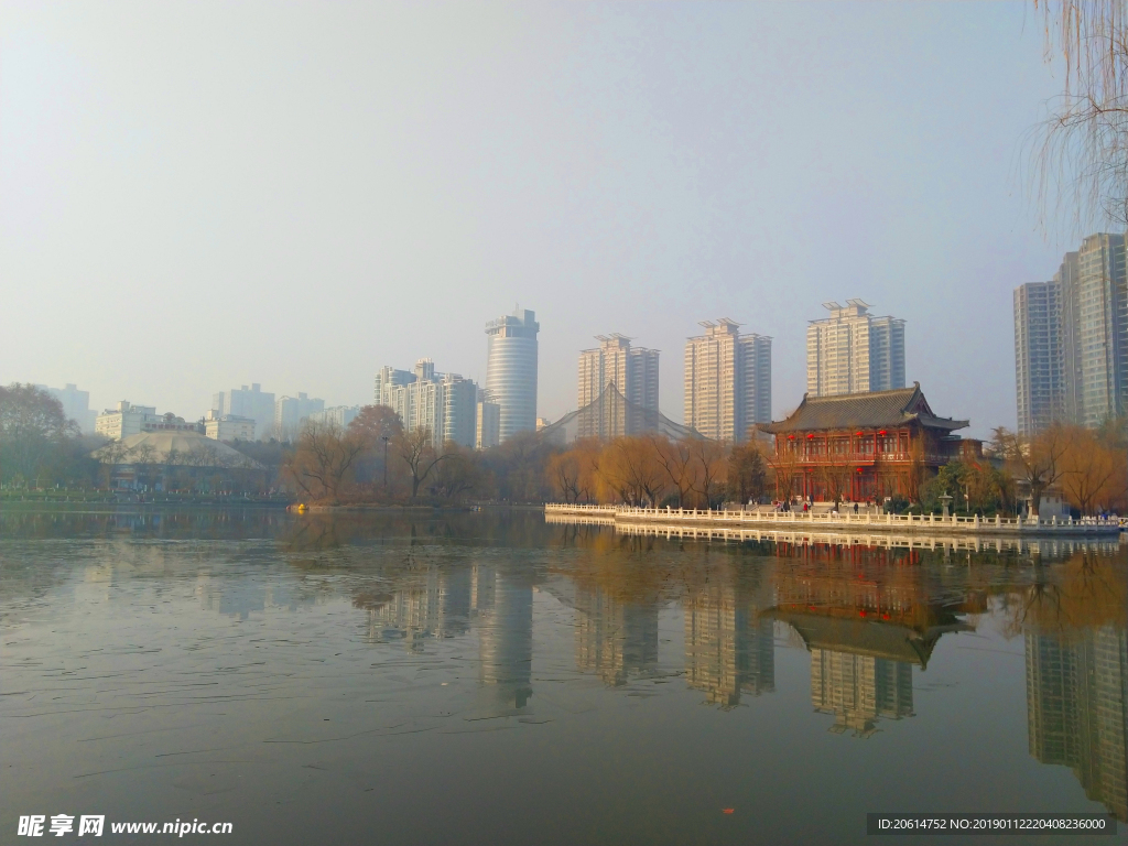 日暮下的公园湖泊风景