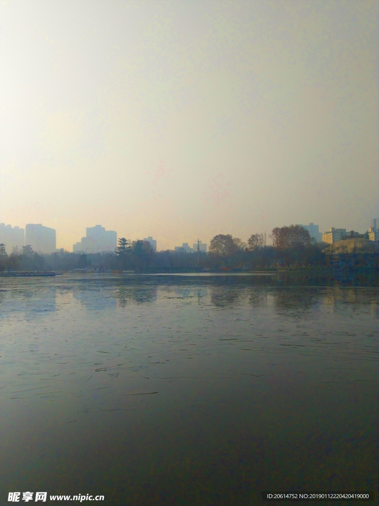 日暮下的公园湖泊风景