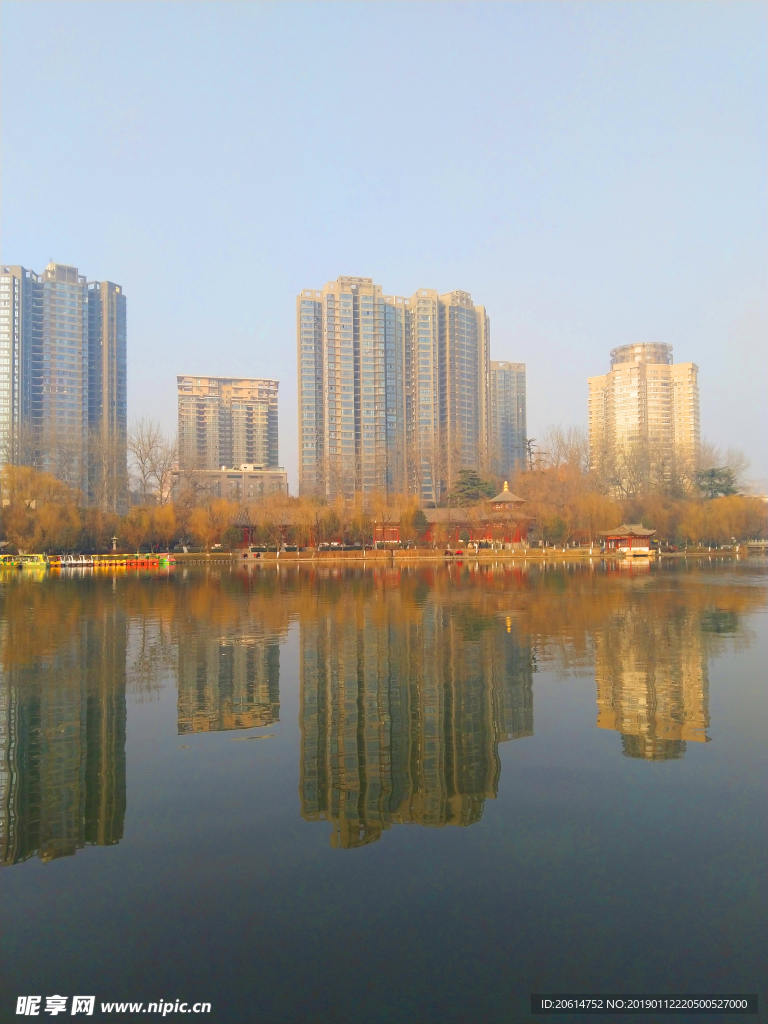 夕阳下的公园湖泊风景