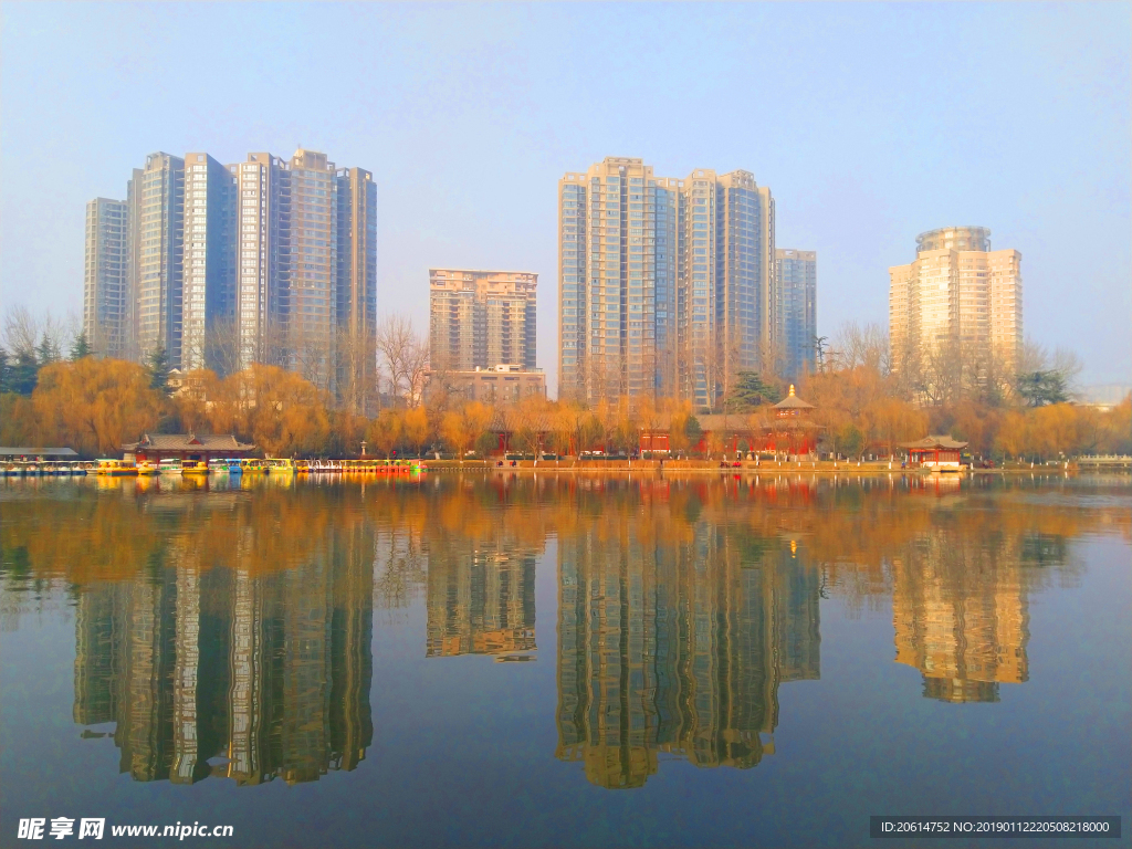 夕阳下美丽的公园湖泊风景