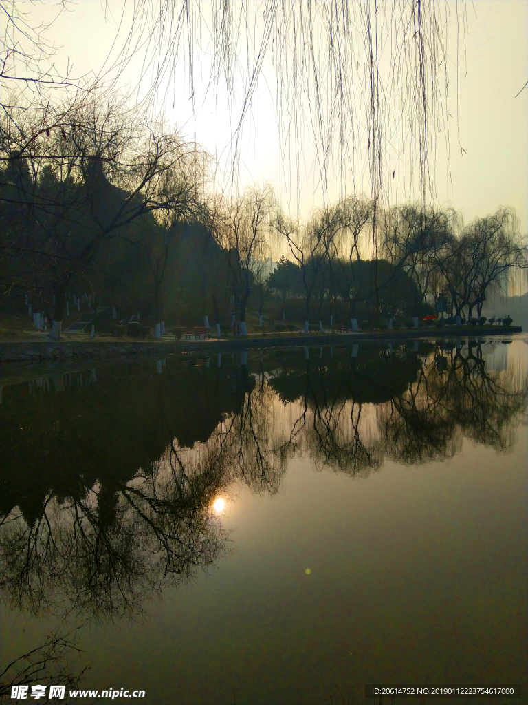 夕阳下的湖泊风景