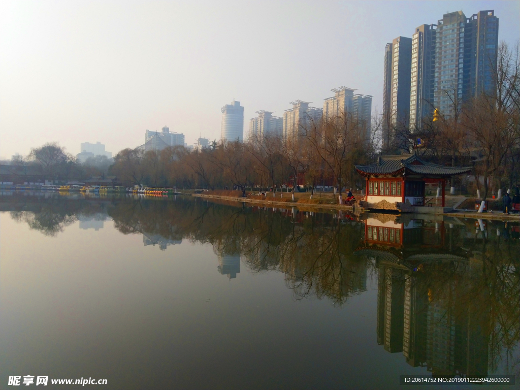 日暮下的公园湖泊风景