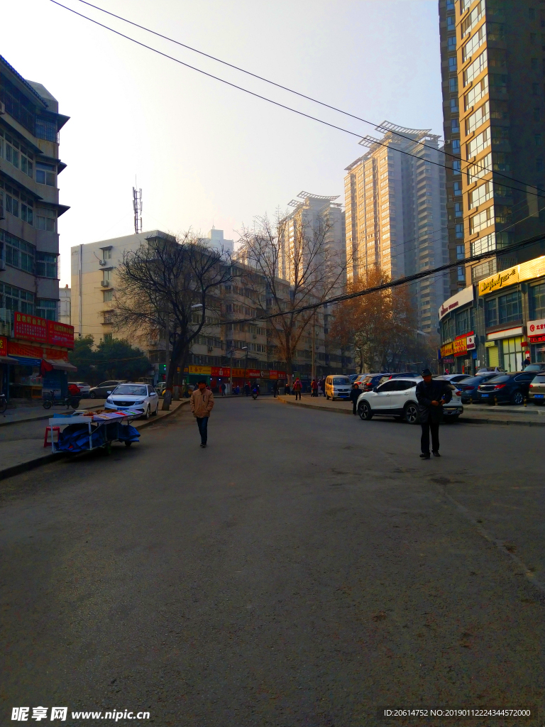 日暮下的城市街道