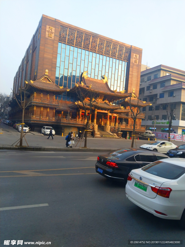 日暮下的城市街道